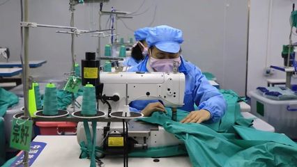 記者探訪防護(hù)用品生產(chǎn)車間 工人加緊生產(chǎn)保障需求