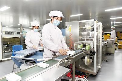 多生產一件防護服,白衣戰士就多一重保護